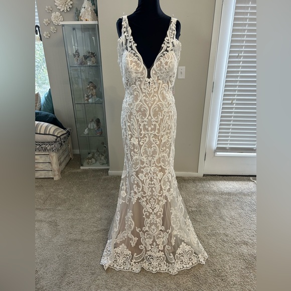 Allure ivory lace, bridal gown over nude lining fit, and flare style - Picture 1 of 6